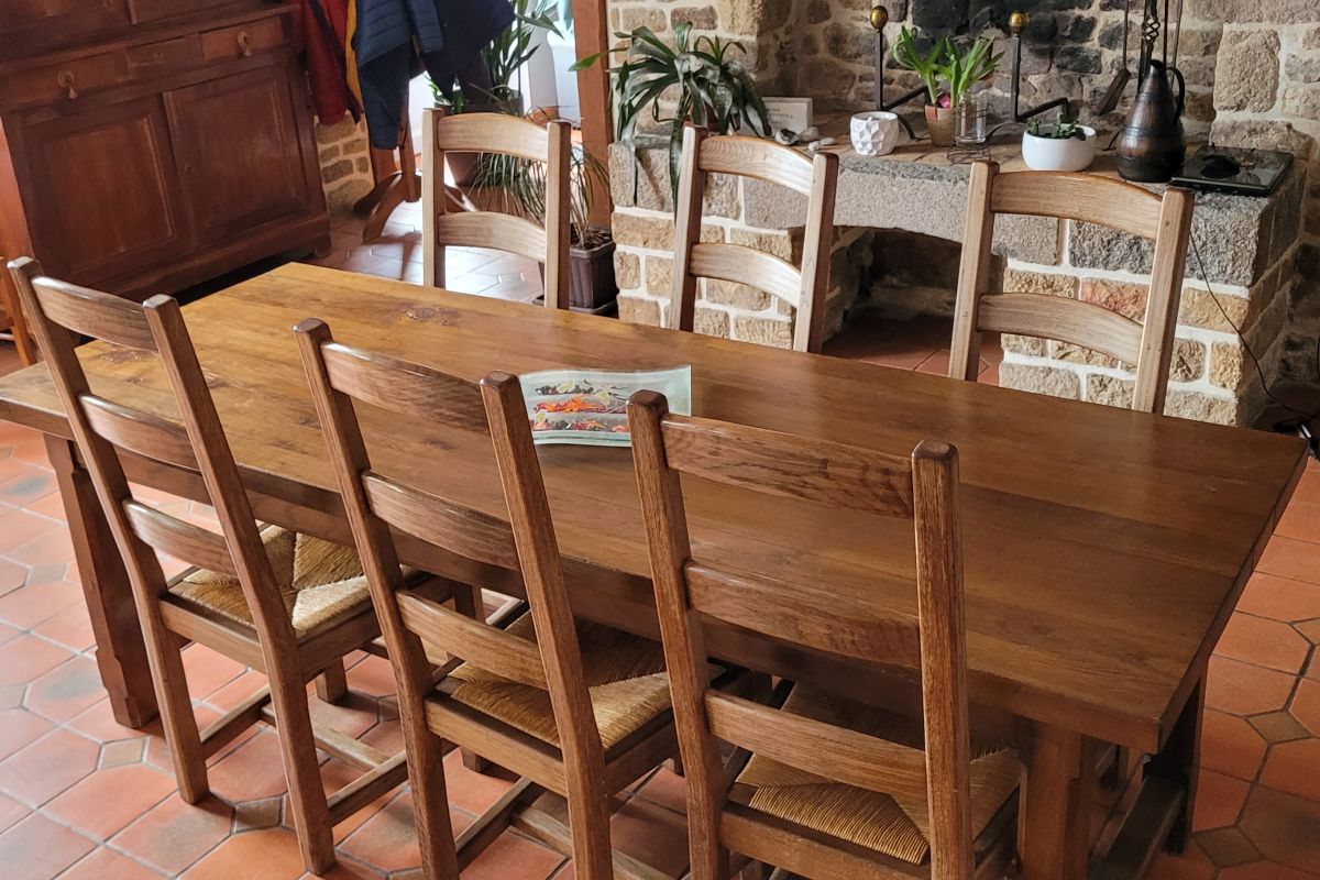 Table accompagnée de 6 chaises en bois