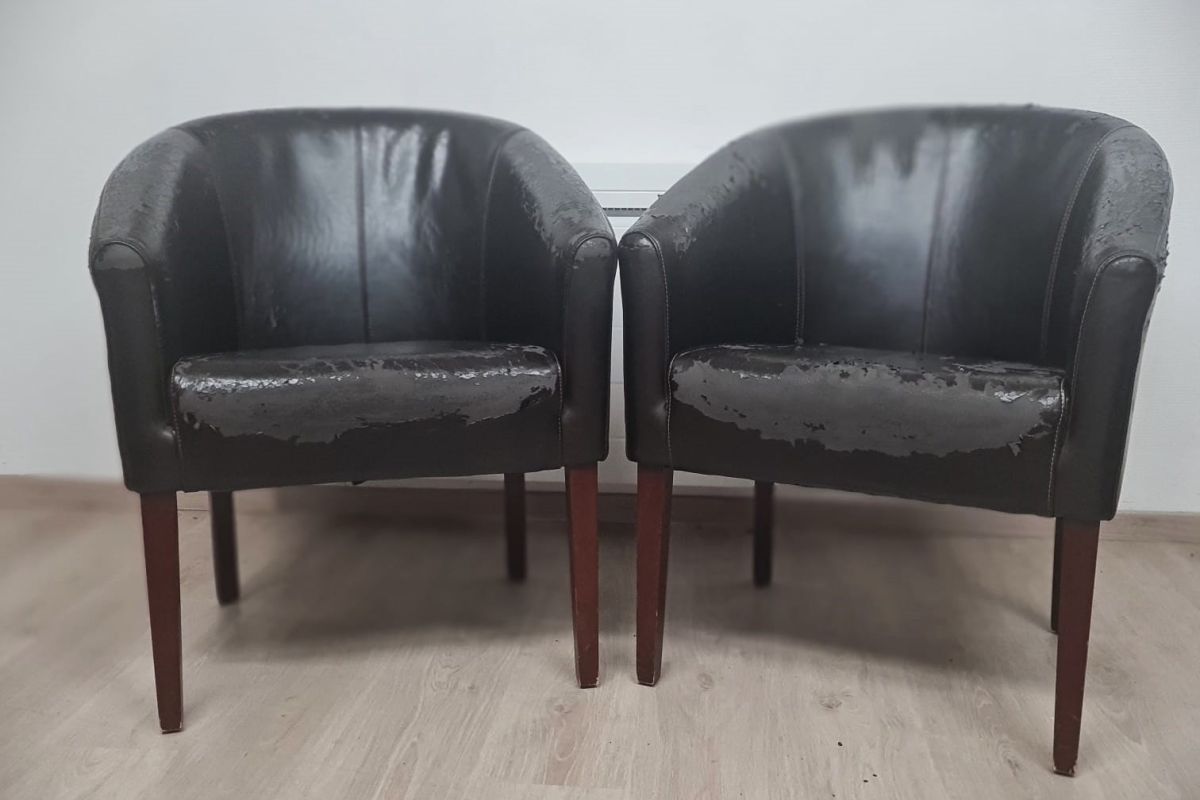 Paire de Fauteuils Cabriolet en simili cuir noir (à rénover)