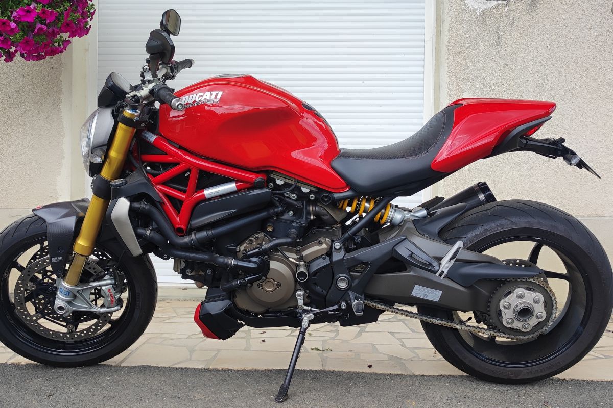 Moto Ducati Monster 1200S