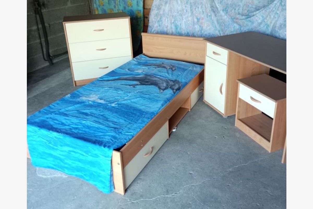 Chambre en bois stratifié pour une personne