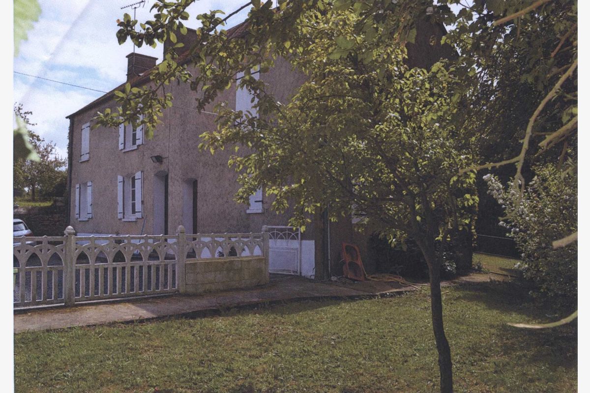 Cerisy-la-Forêt, vends corps de ferme haras...