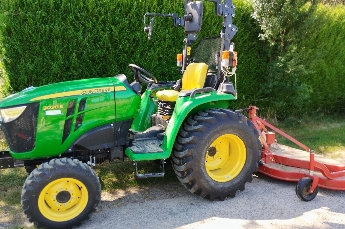 Tracteur compact John Deere 3038 E