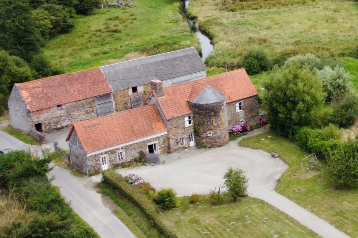 Charme de la pierre pour ce corps de ferme avec maison