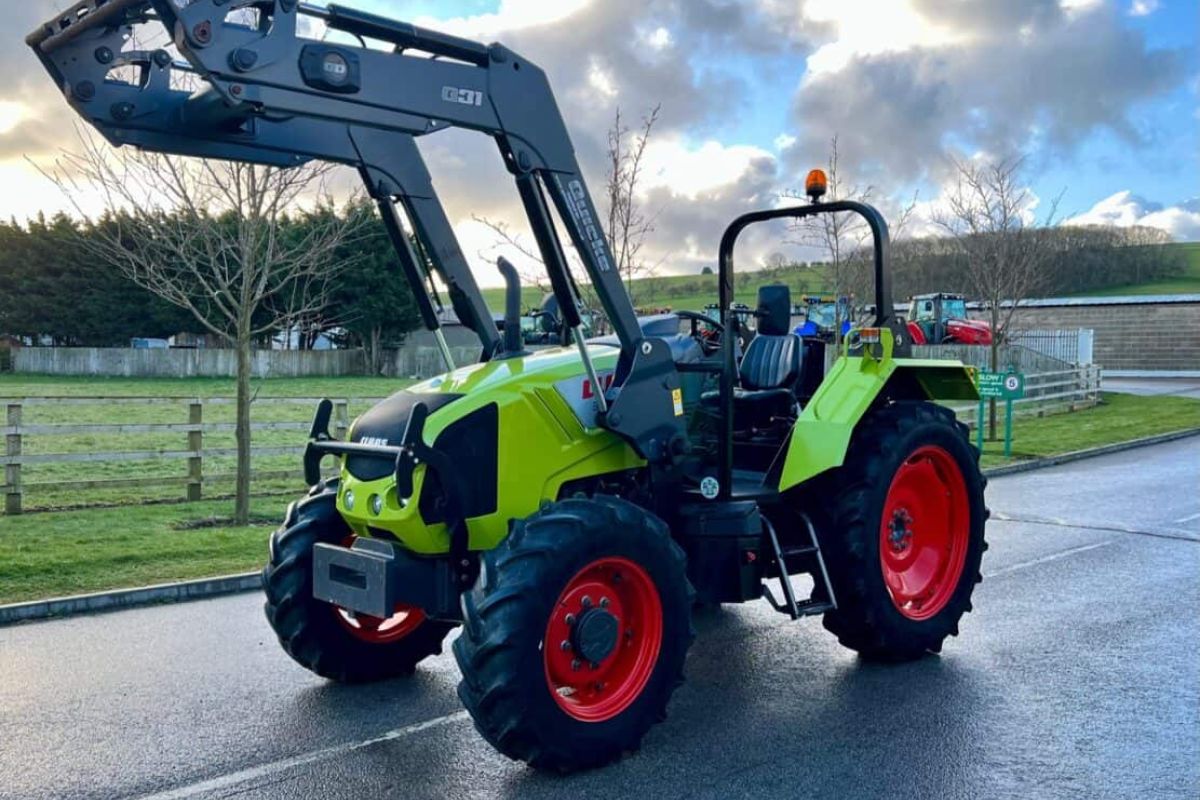 CLAAS AXOS 310 avec chargeur