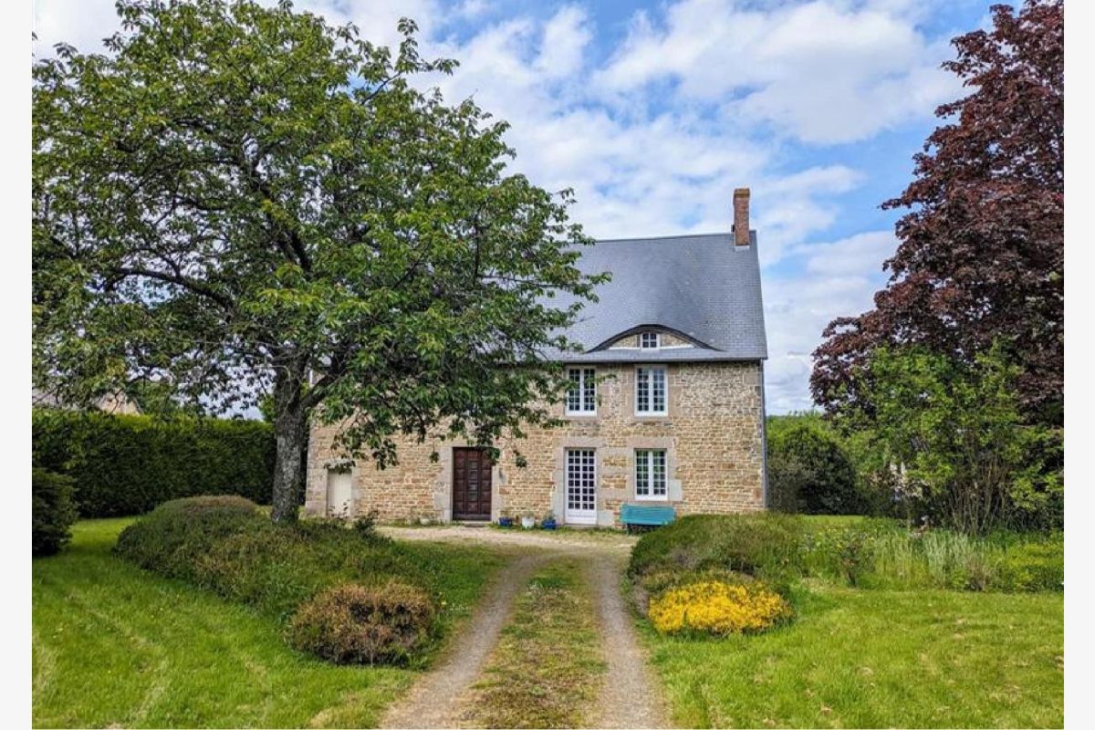 proche Vire, à v. maison en pierre, au calme, de 152 m2 env.