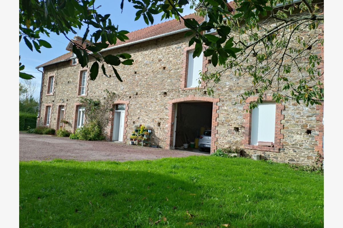 10 min. Nord, vds jolie maison en pierre sur 5.300 m2 env. c