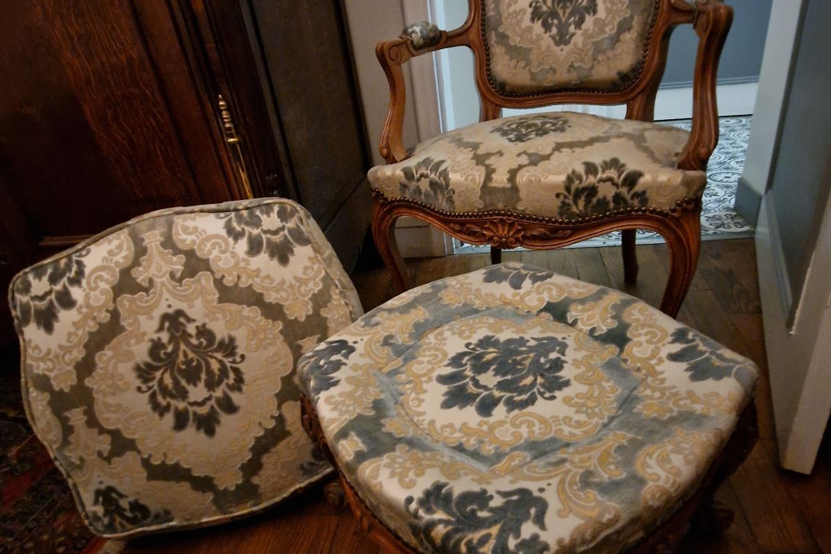 Fauteuil Louis XV avec pouf