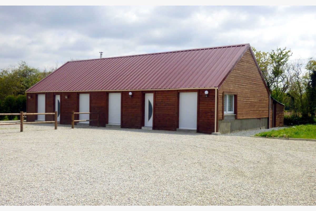 vds hangar barbé en bois couvert an. bac acier cpt 2 logemen