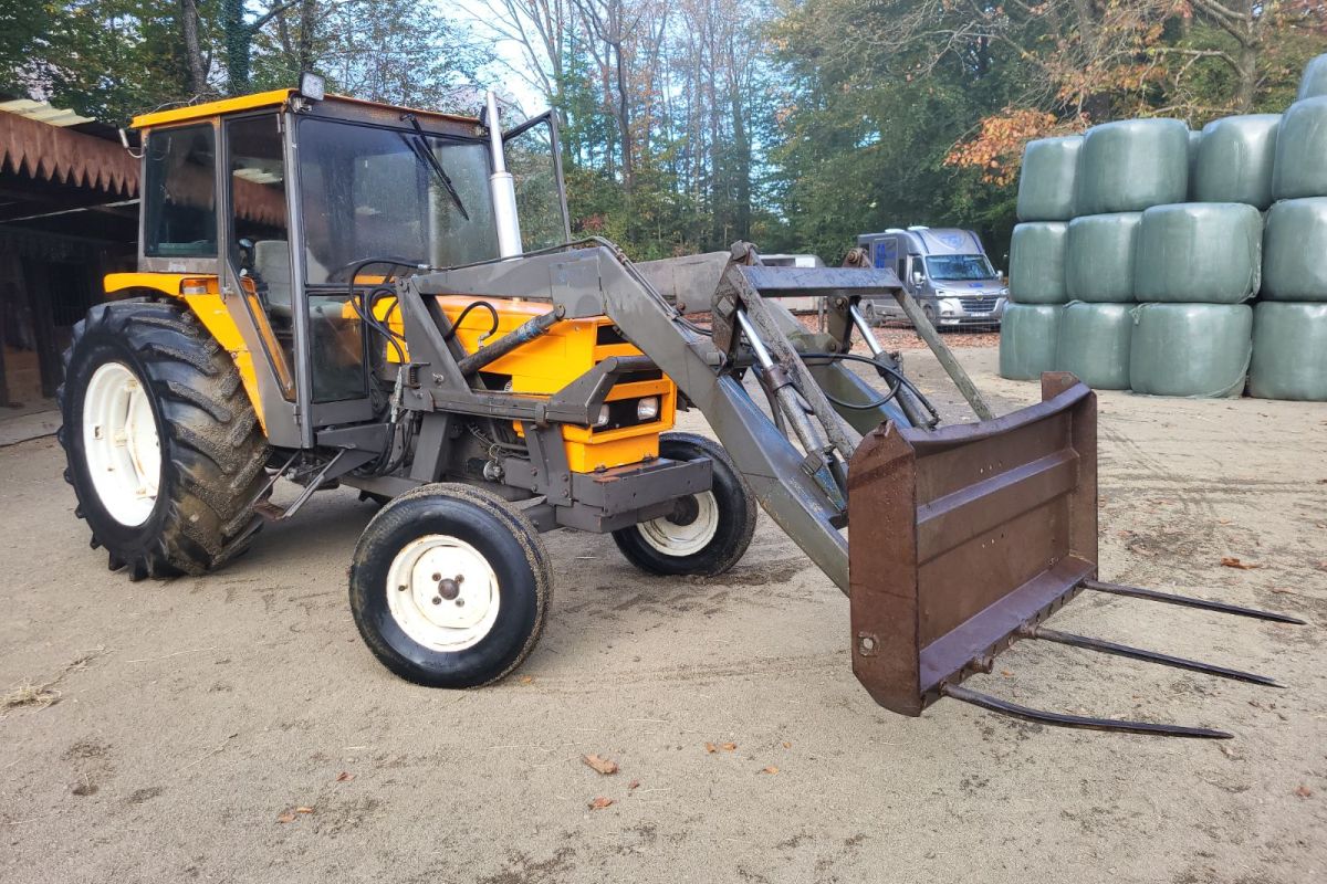 Tracteur Renault 651 avec fourche