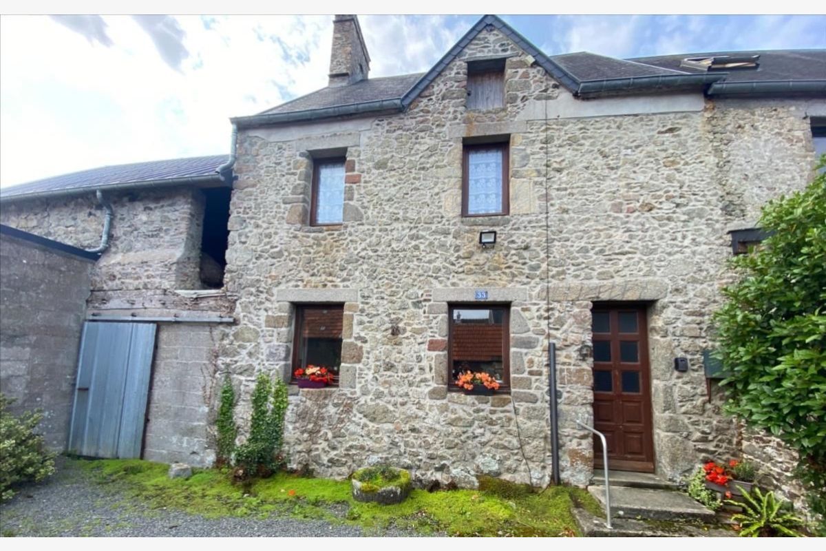 à 500 m. bourg, vds jolie maison en pierre cpt séj. de 30 m2