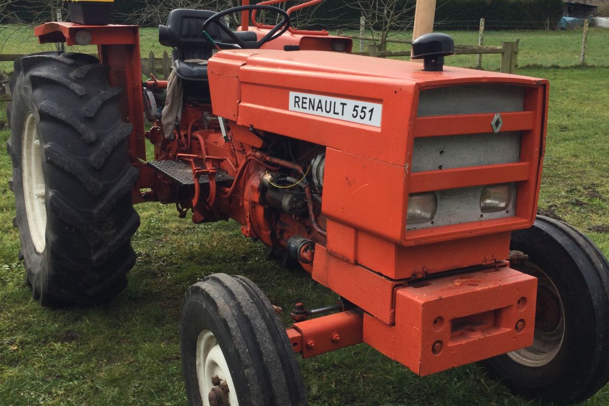 Tracteur Renault 551 