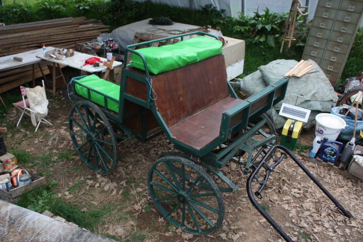 Calèche 4 roues, taille cheval de trait