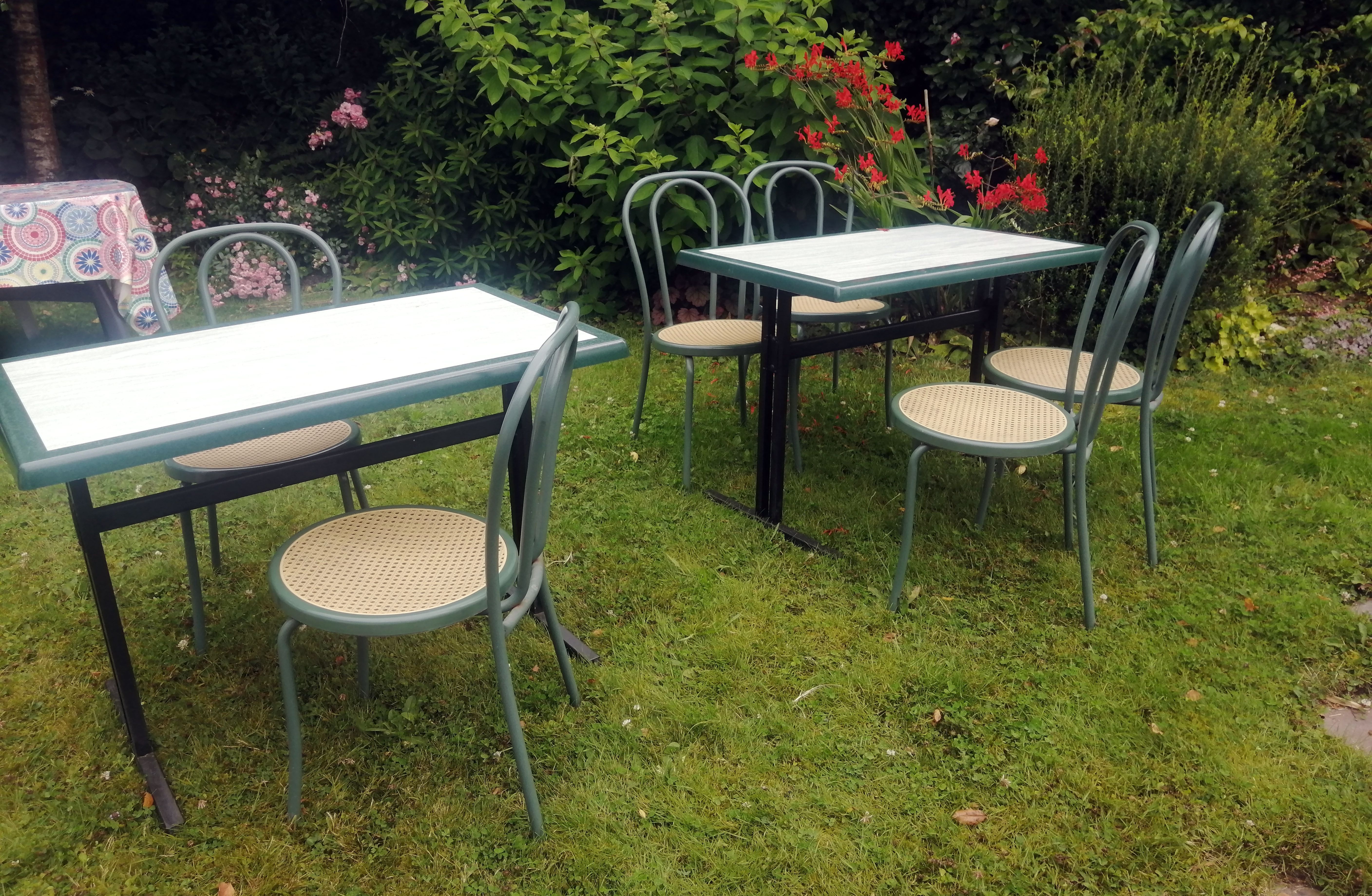 2 tables bistrot + 6 chaises