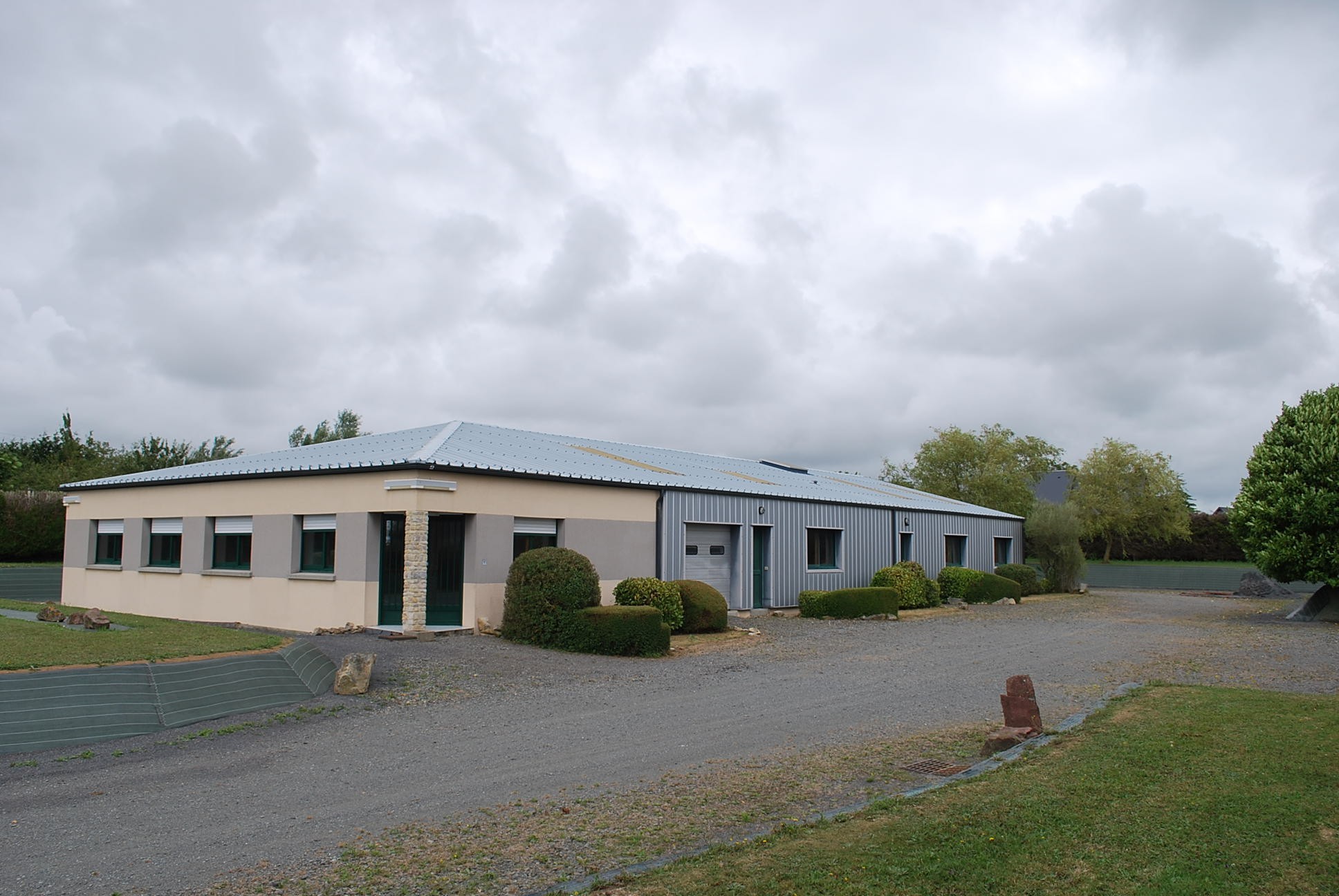Tourville-sur-Sienne, loue atelier industriel...