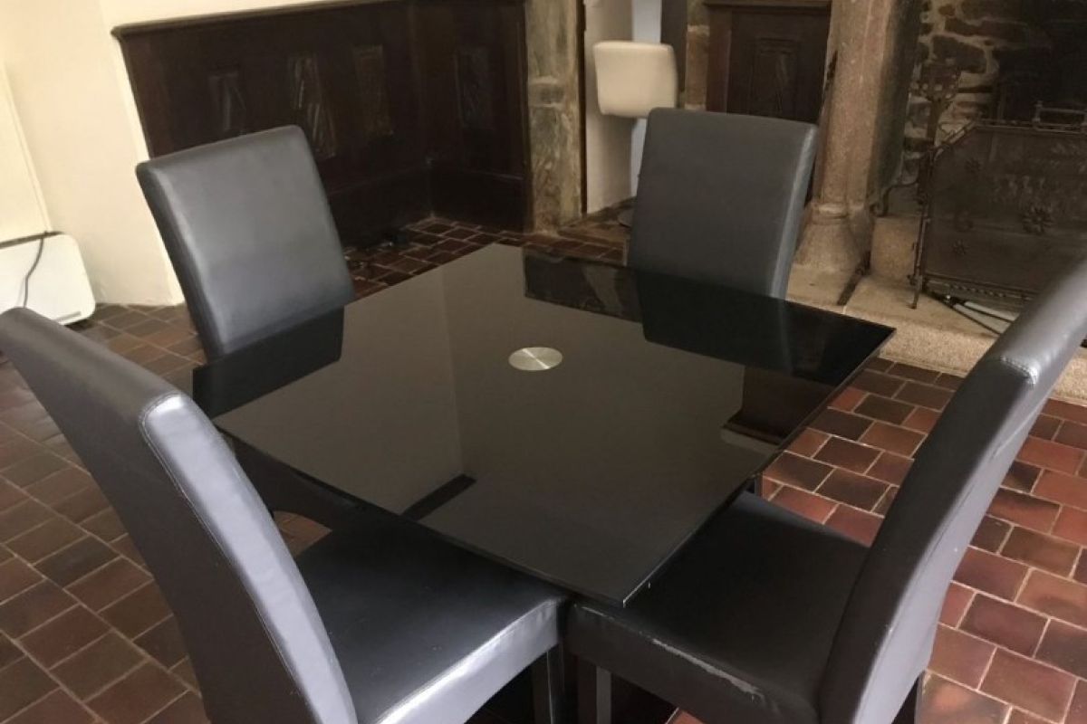 Table en verre noire extensible 8 personnes