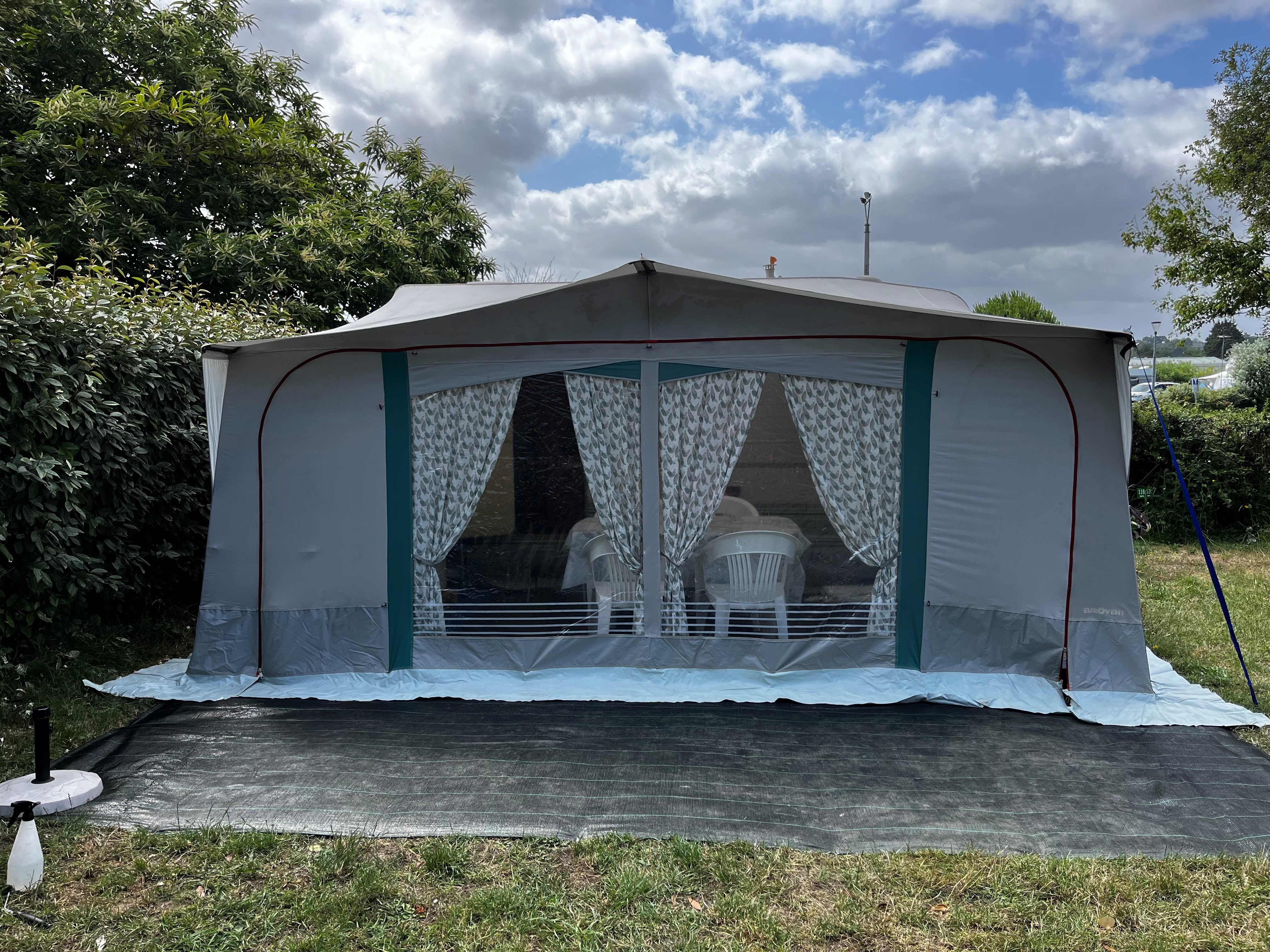 (22750) sur camping proche mer et commerces, loue caravane 4