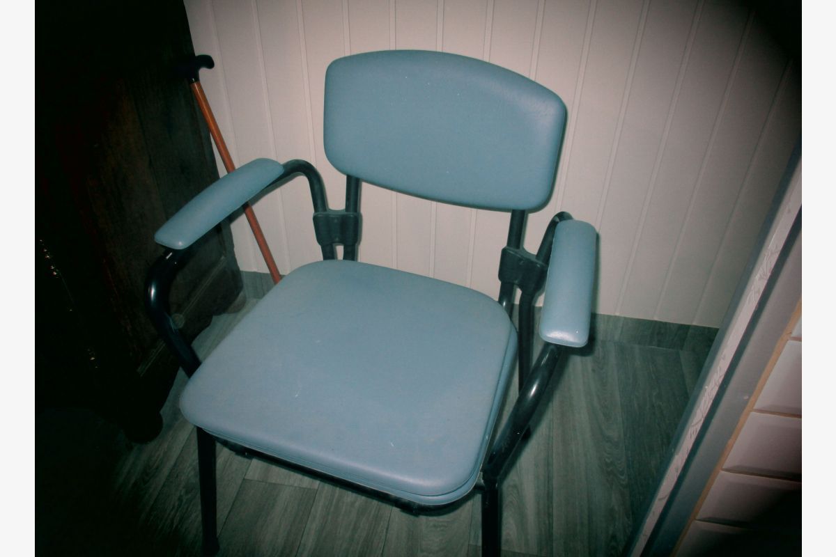 Chaise percée