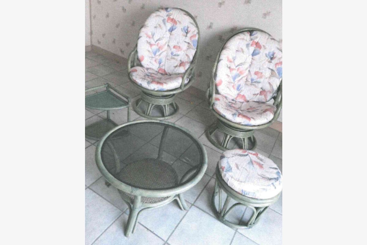 Salon : 2 grands fauteuils, table basse, pouf