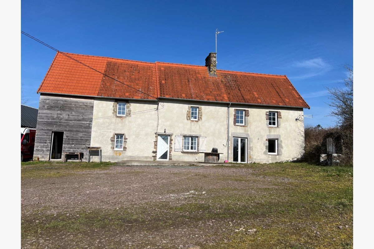 proche bourg, au calme, à v. maison compr. cuis. A/E avec po