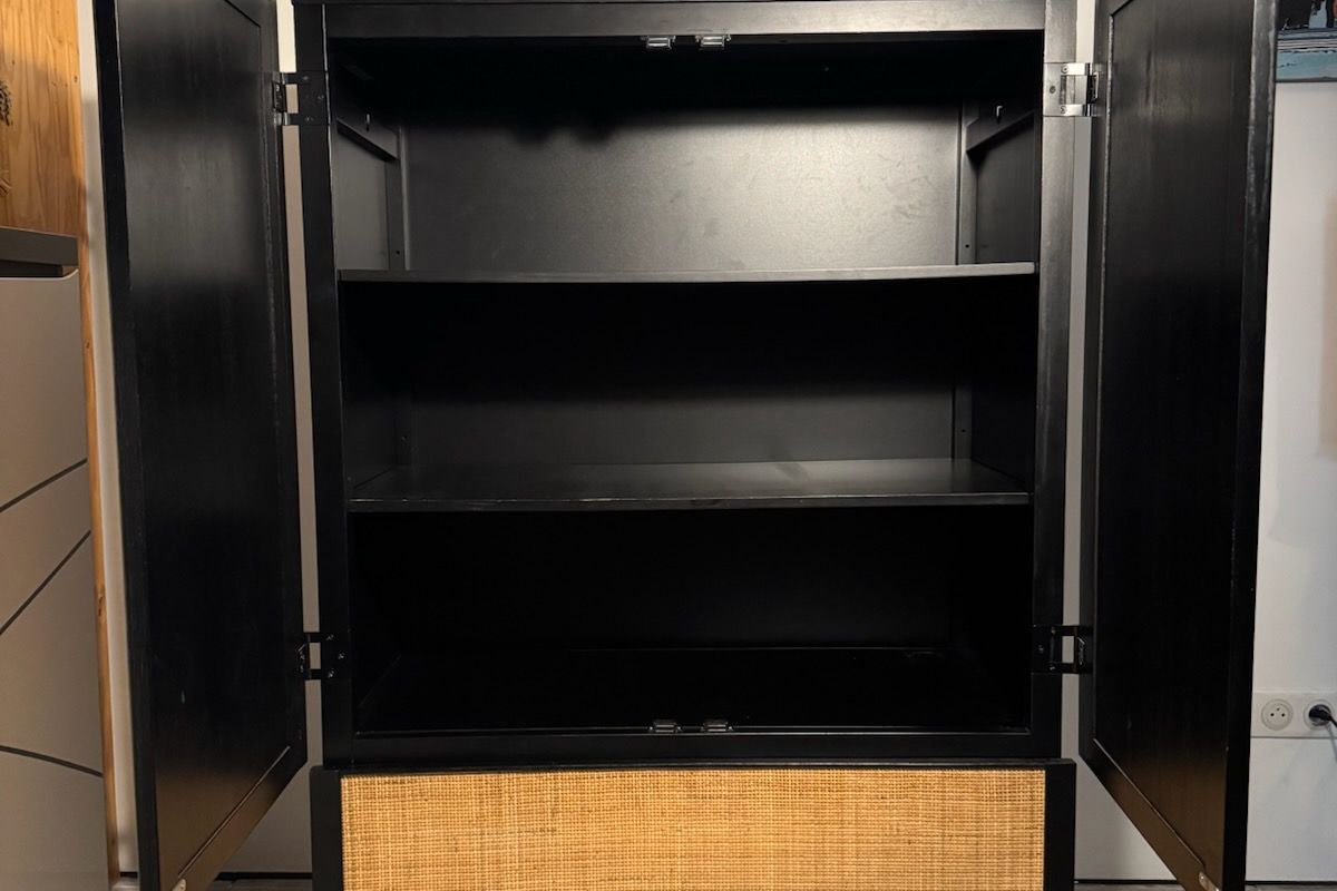 Armoire en bois et cannage 