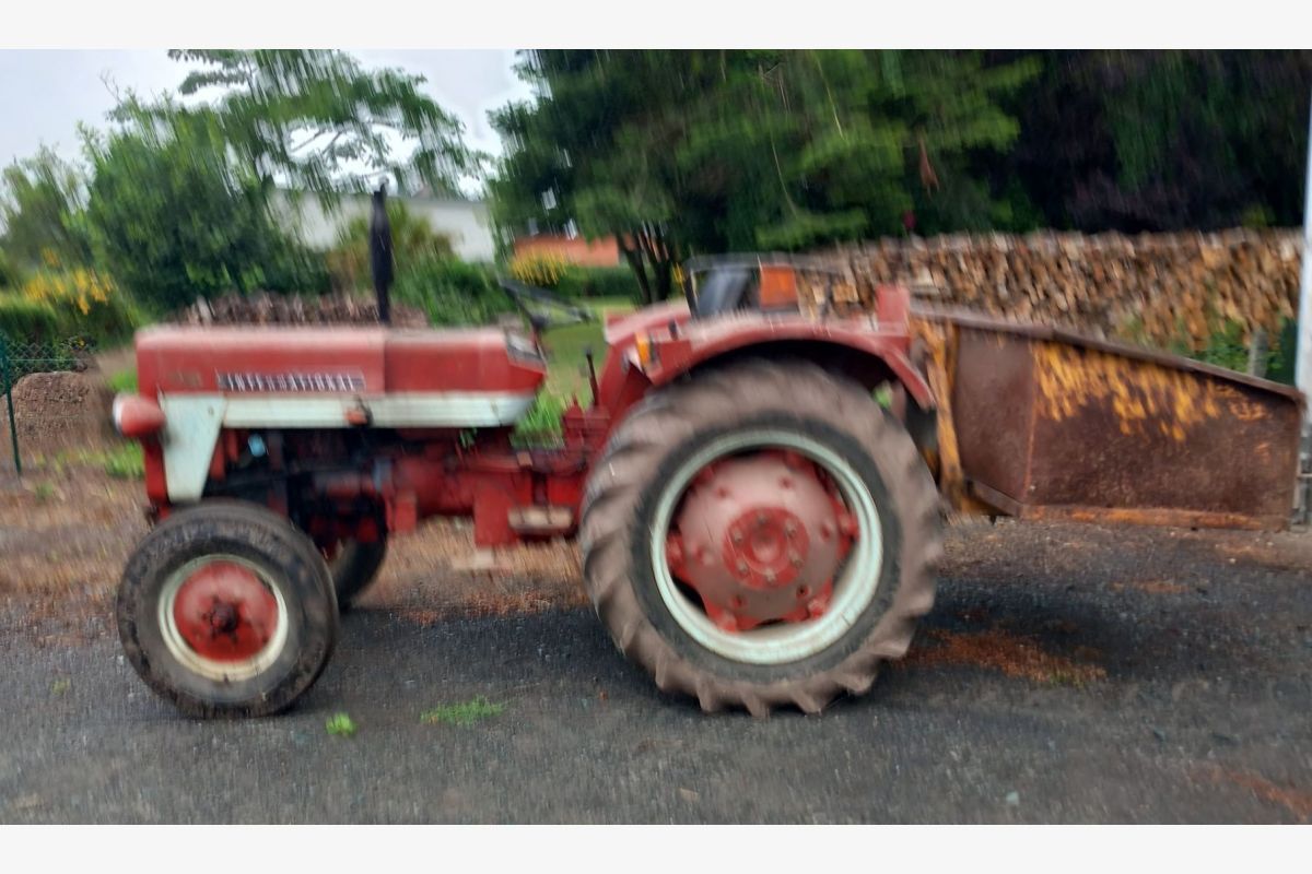 Tracteur IH 323