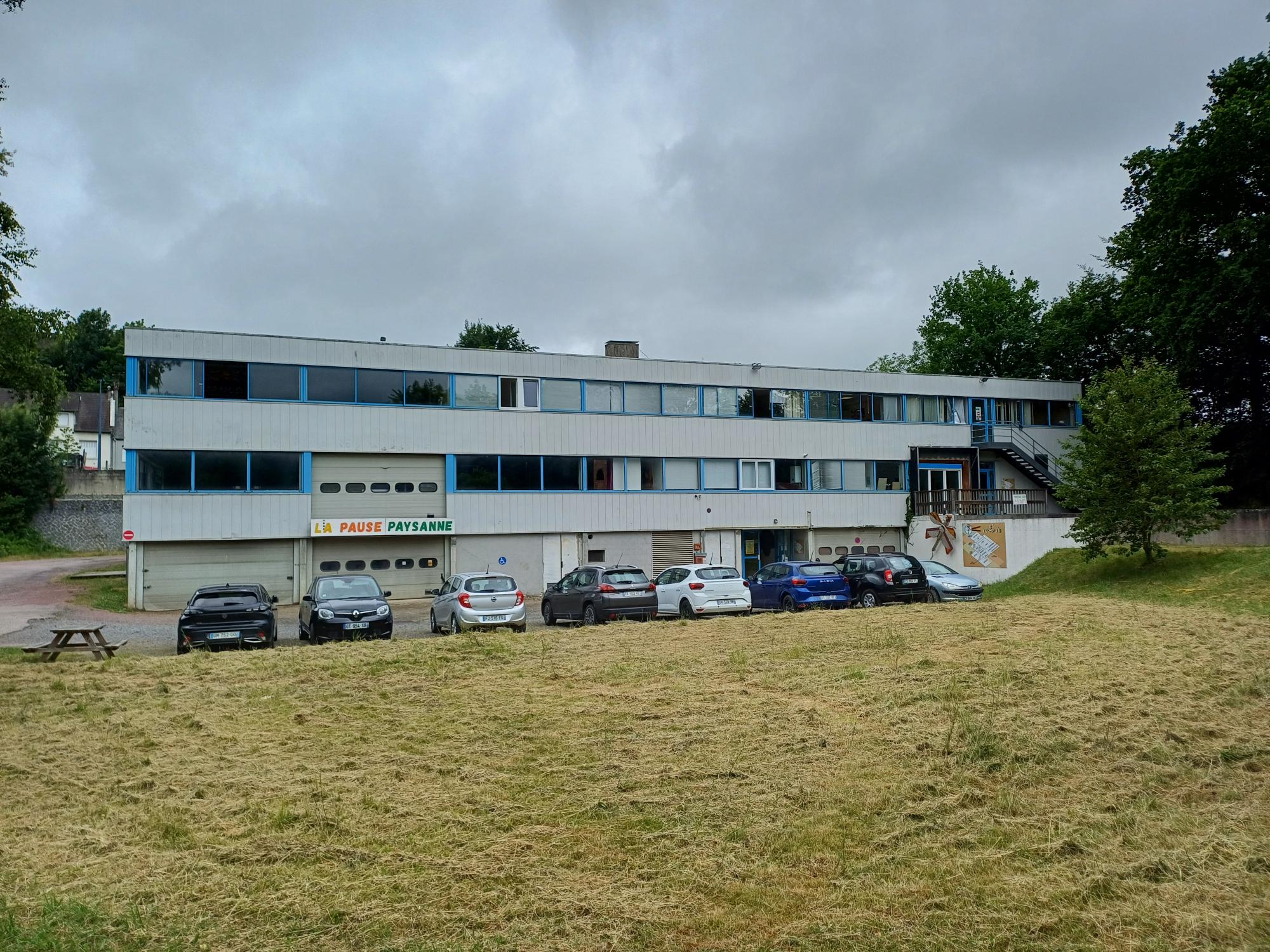 environnement bucolique en centre-ville, loue bureaux, ateli