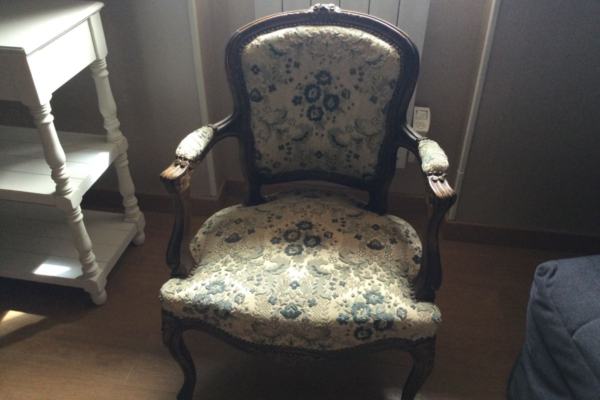 Deux Fauteuils bois tissus 