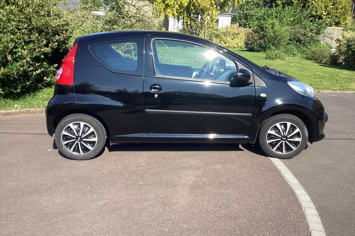 107 Peugeot noire ess 2 portes 2008