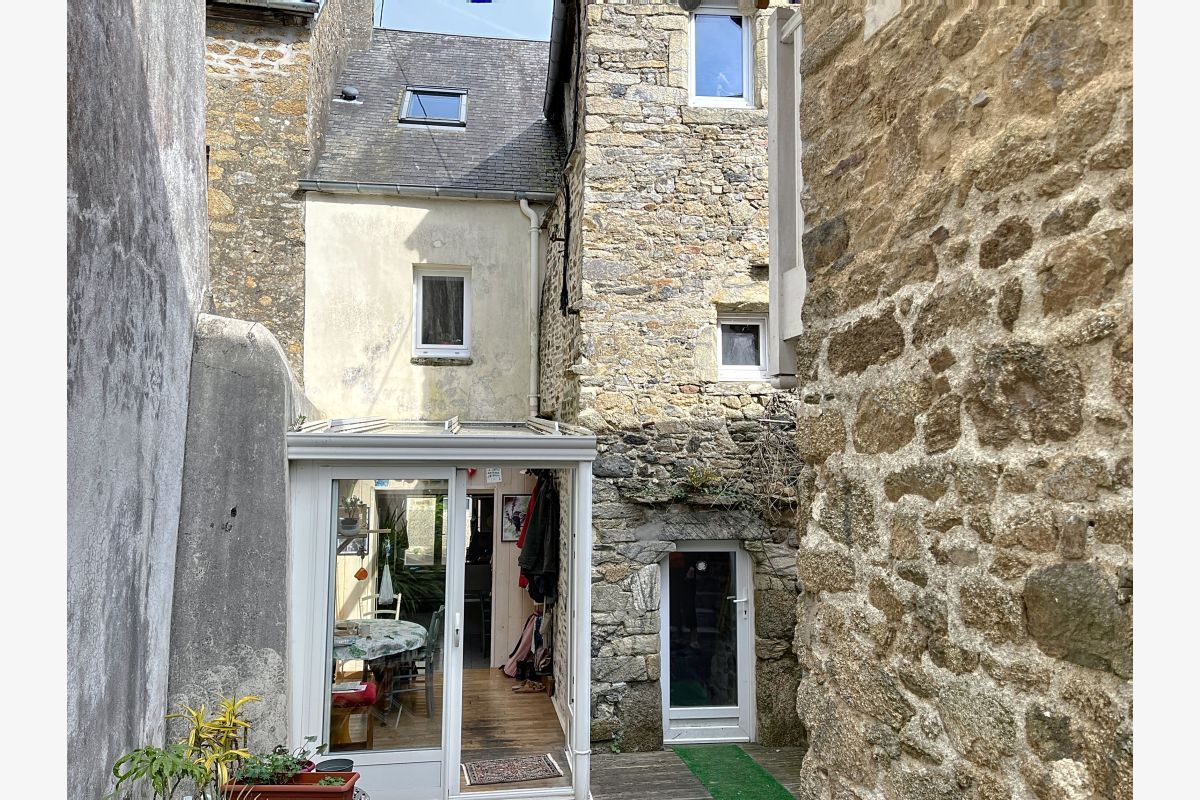 vds propriété de caractère cpt maison de 87 m2 et dépend. de