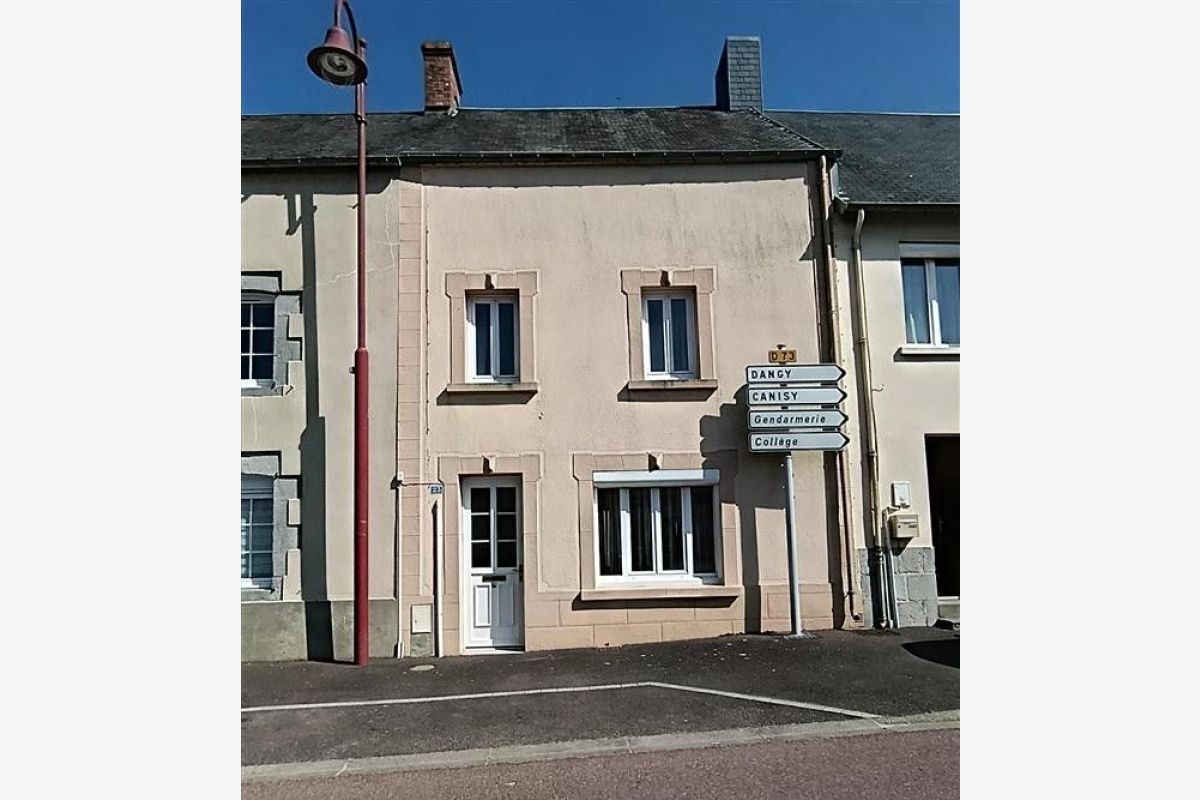 à v. maison de bourg mitoyenne des 2 côtés, compr. entrée/pl