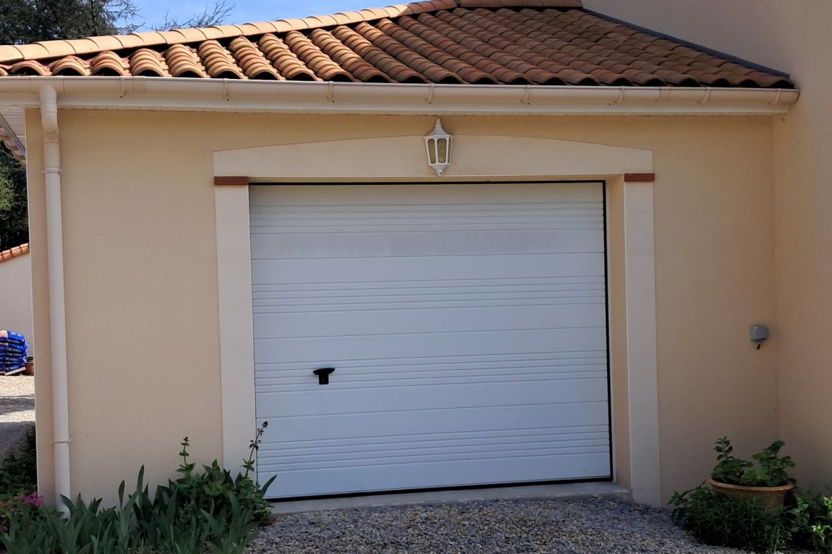 PORTE DE GARAGE SECTIONNELLE MOTORISEE