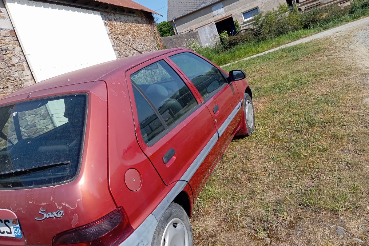 A vendre  Saxo 1.1 essence