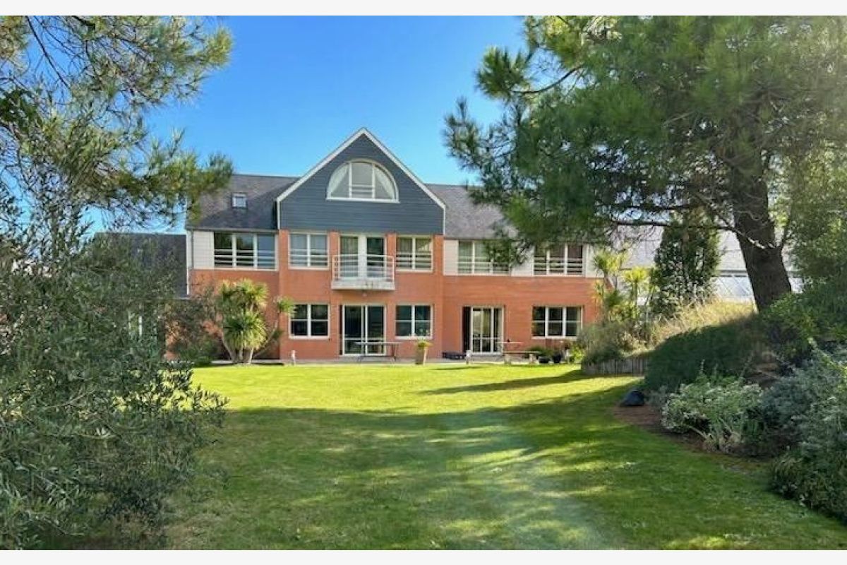 vds magnifique maison lumineuse de 350 m2 av. terrain arboré