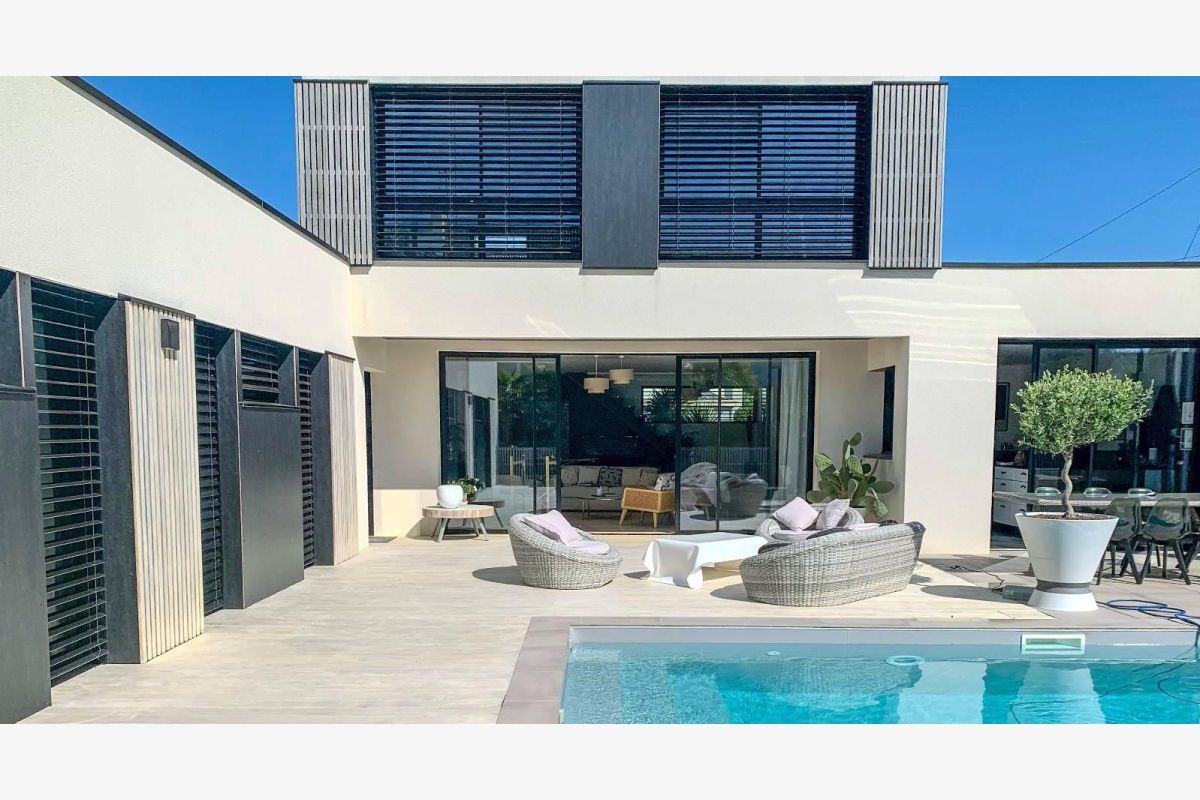 vds maison contemp. de 223 m2 av. piscine, située ds un quar