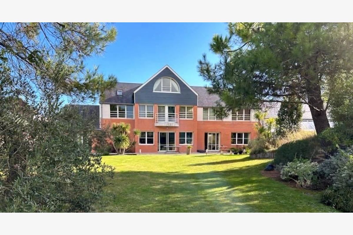 vds magnifique maison lumin. de 350 m2 av. terr. arboré cpt