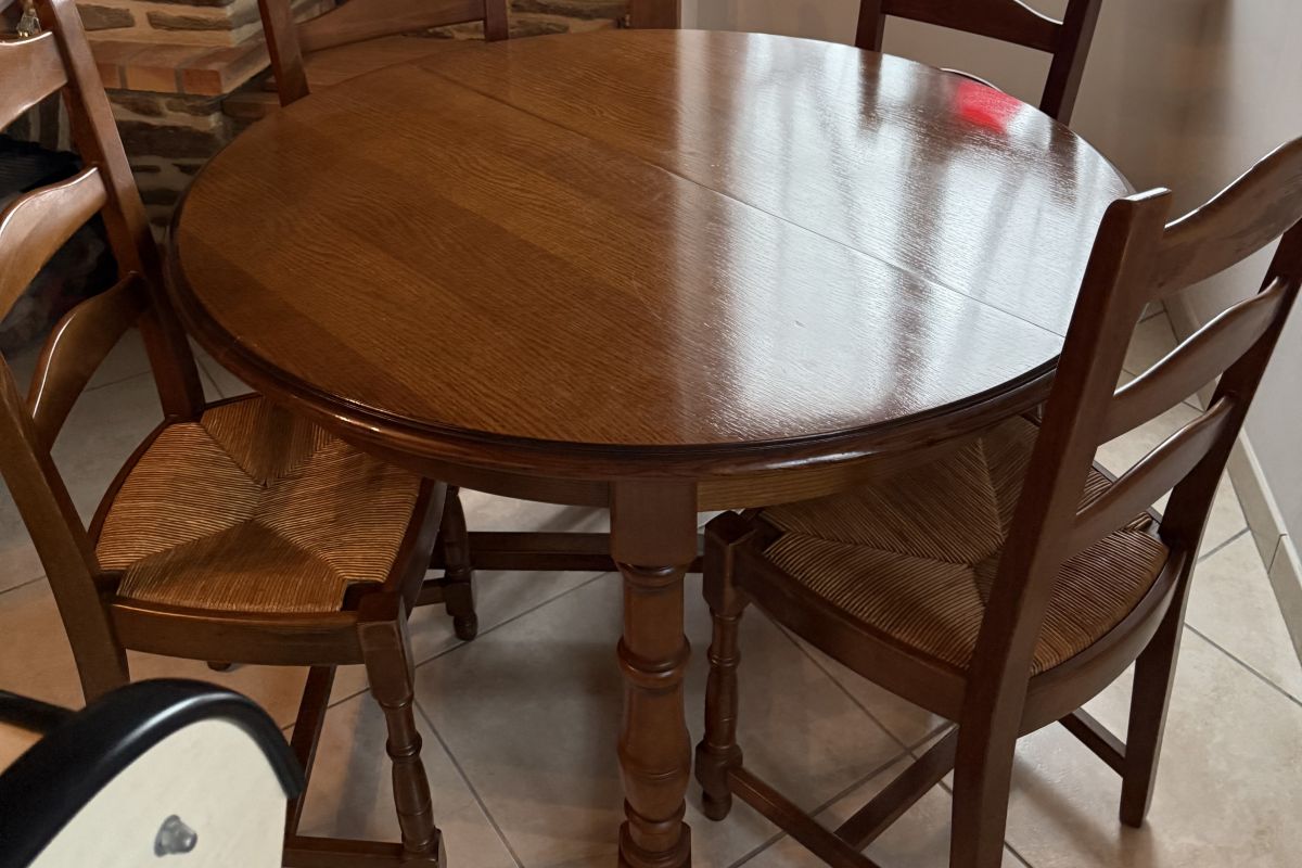 Table ronde en bois massif avec 4 chaises assorties – style rustique
