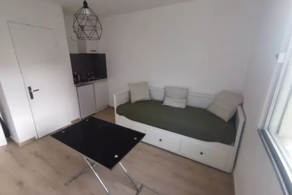 Studio 75012