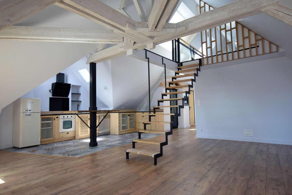 loue bel F4 atypique de 86.60 m2 av. vue sur cathédrale, com