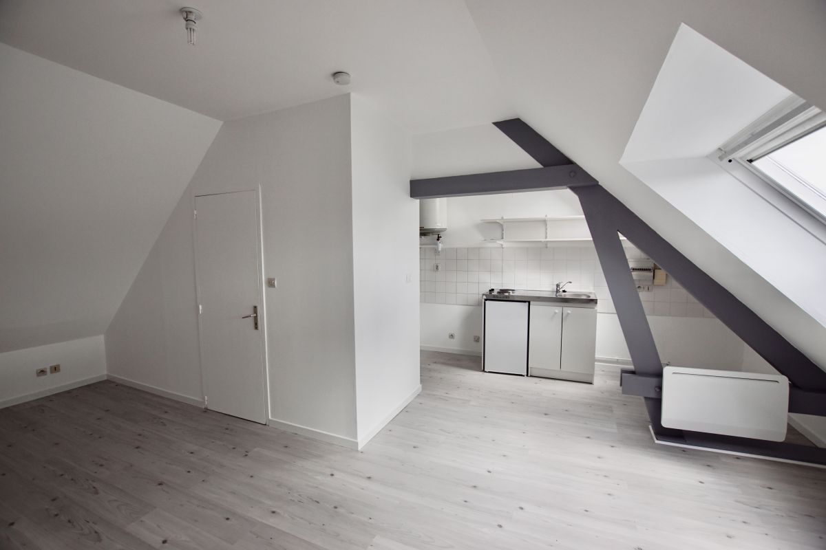 prox. ts commerces, loue studio sous les toits de 17.60 m2 c