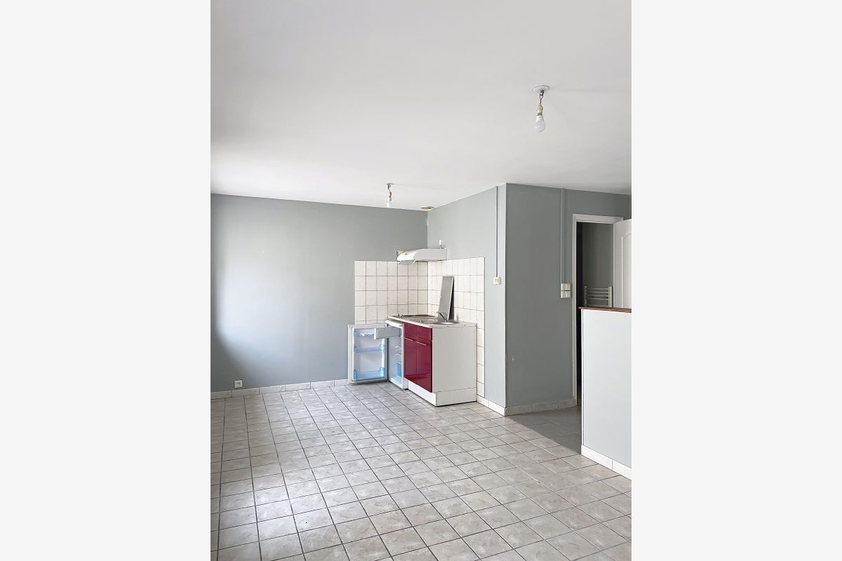 prox. cinéma et ts commerces, en r. de ch. ds cour commune,