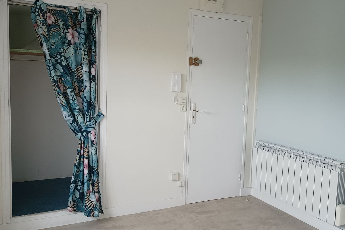 Studio T.B.E., immeuble très calme et sécurisé, proximité gare
