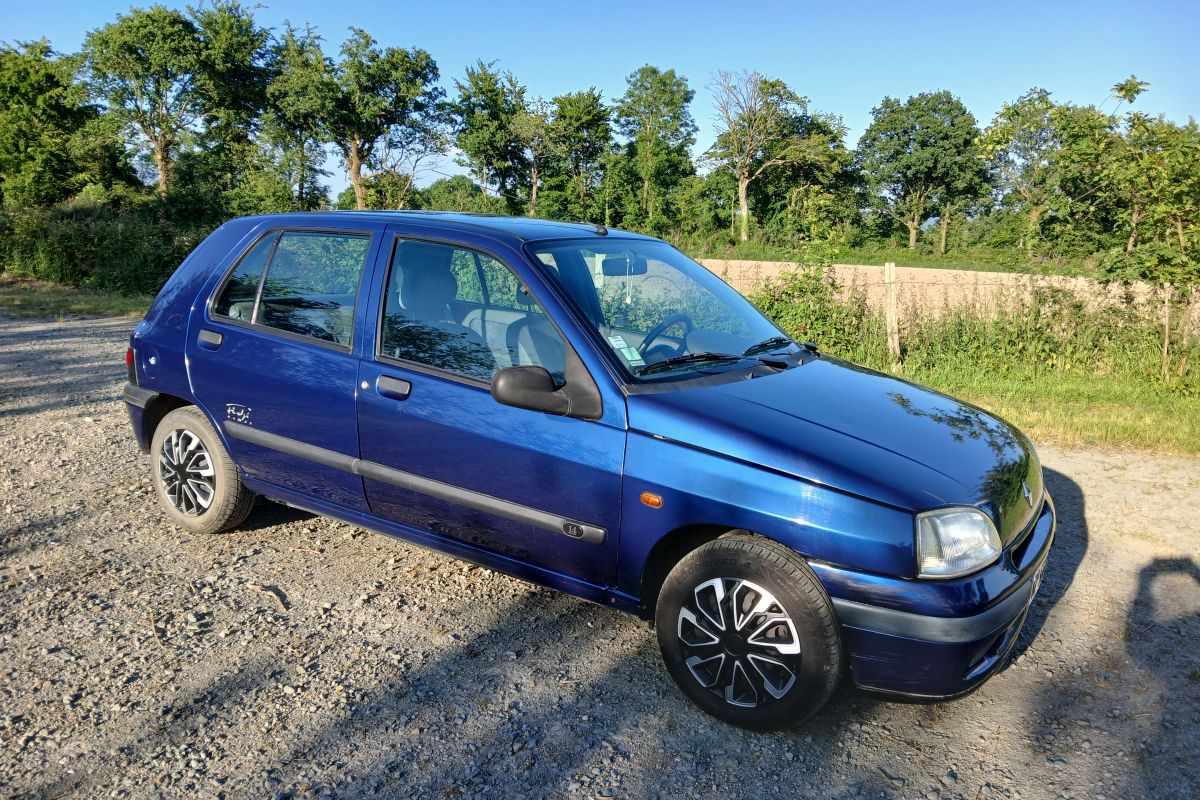 A vendre Clio cause décès 