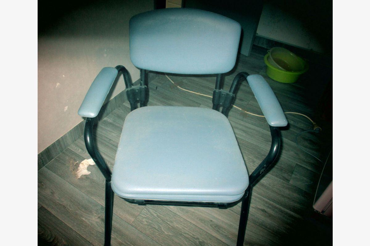 Chaise percée