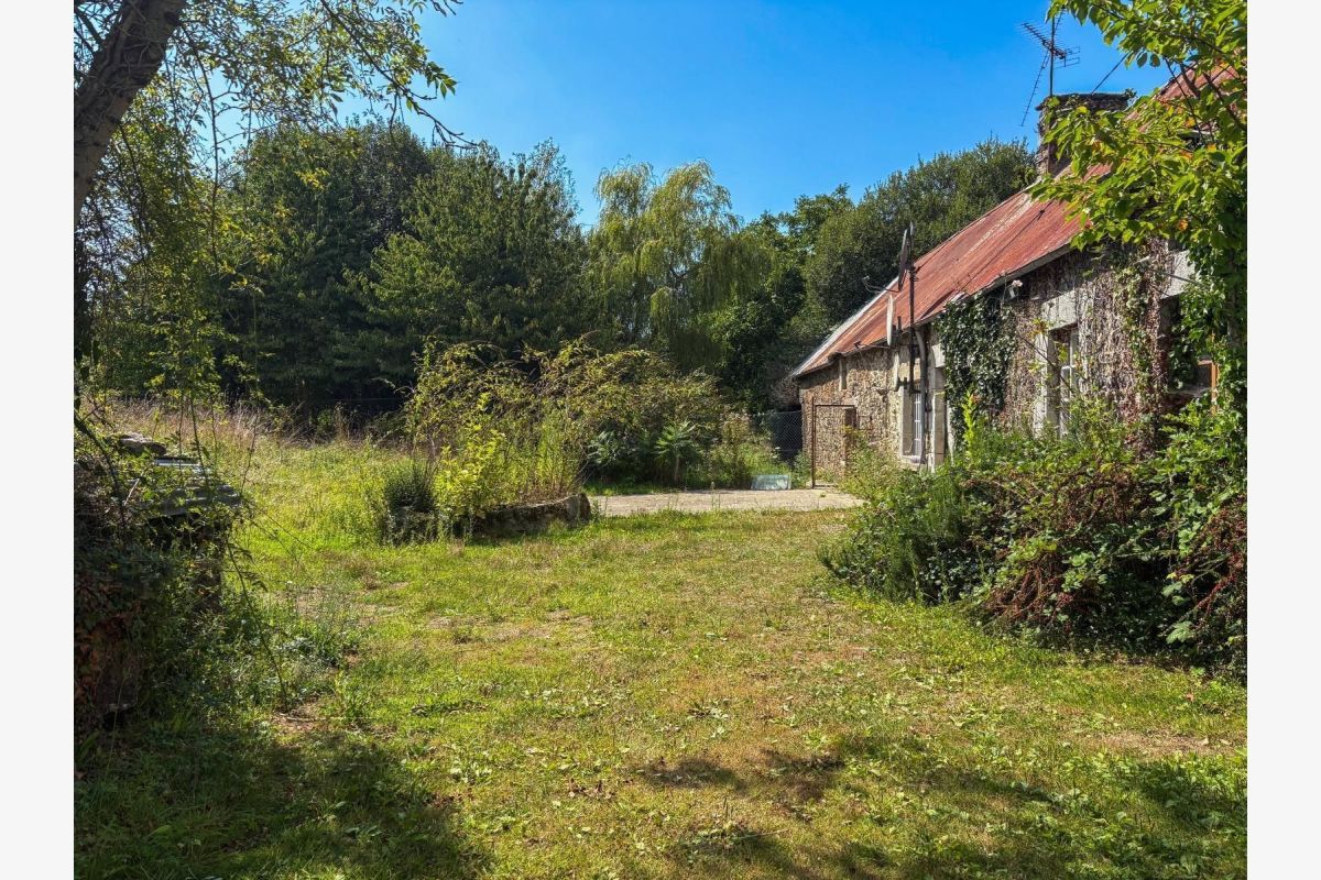 Prix 159 000 euros HNILongère en pierre à rénover de 195 m2