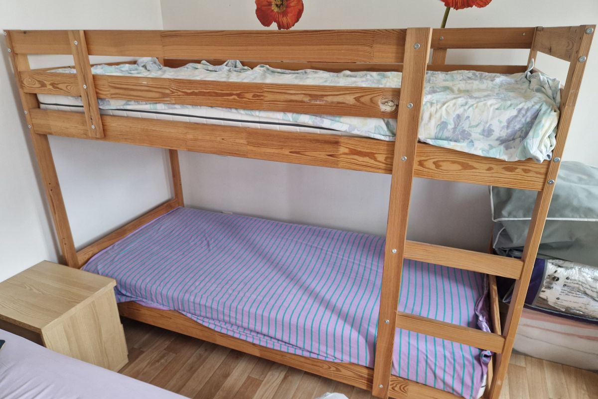 Lits superposés enfant bois 205 x 170x96 + ses 2 matelas 2,20 x 0,90 état impeccable. Peu servi (vacances scolaires)