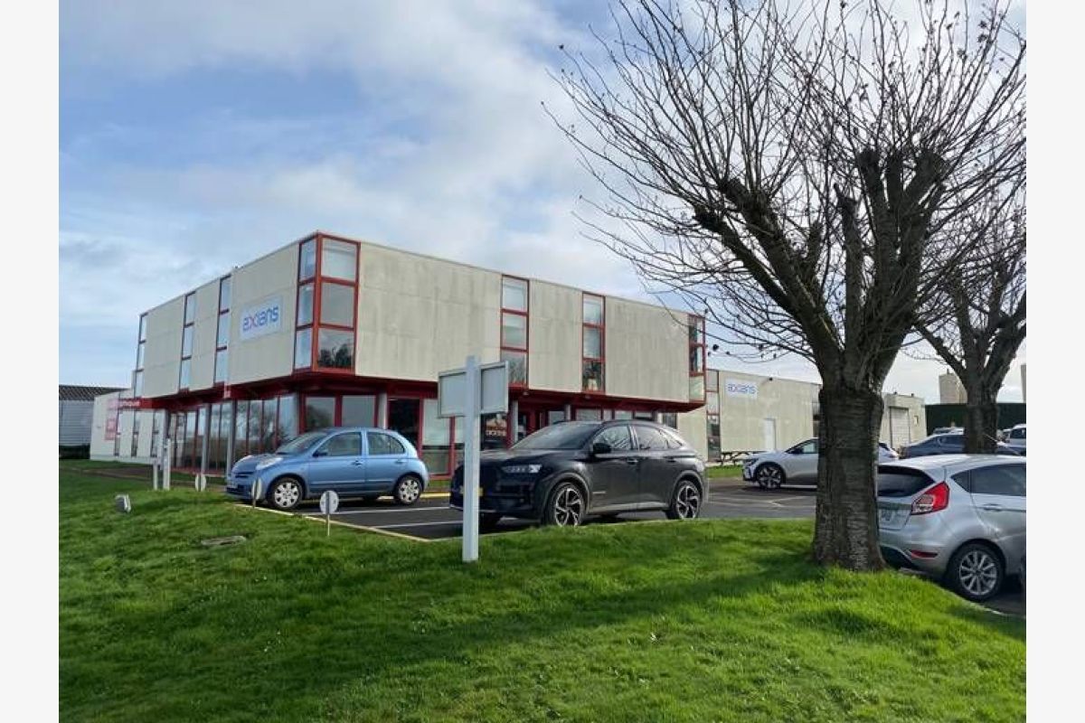 à vendre bureau 260 m2 et bureaux/ateliers 727 m2 avec 15 pla