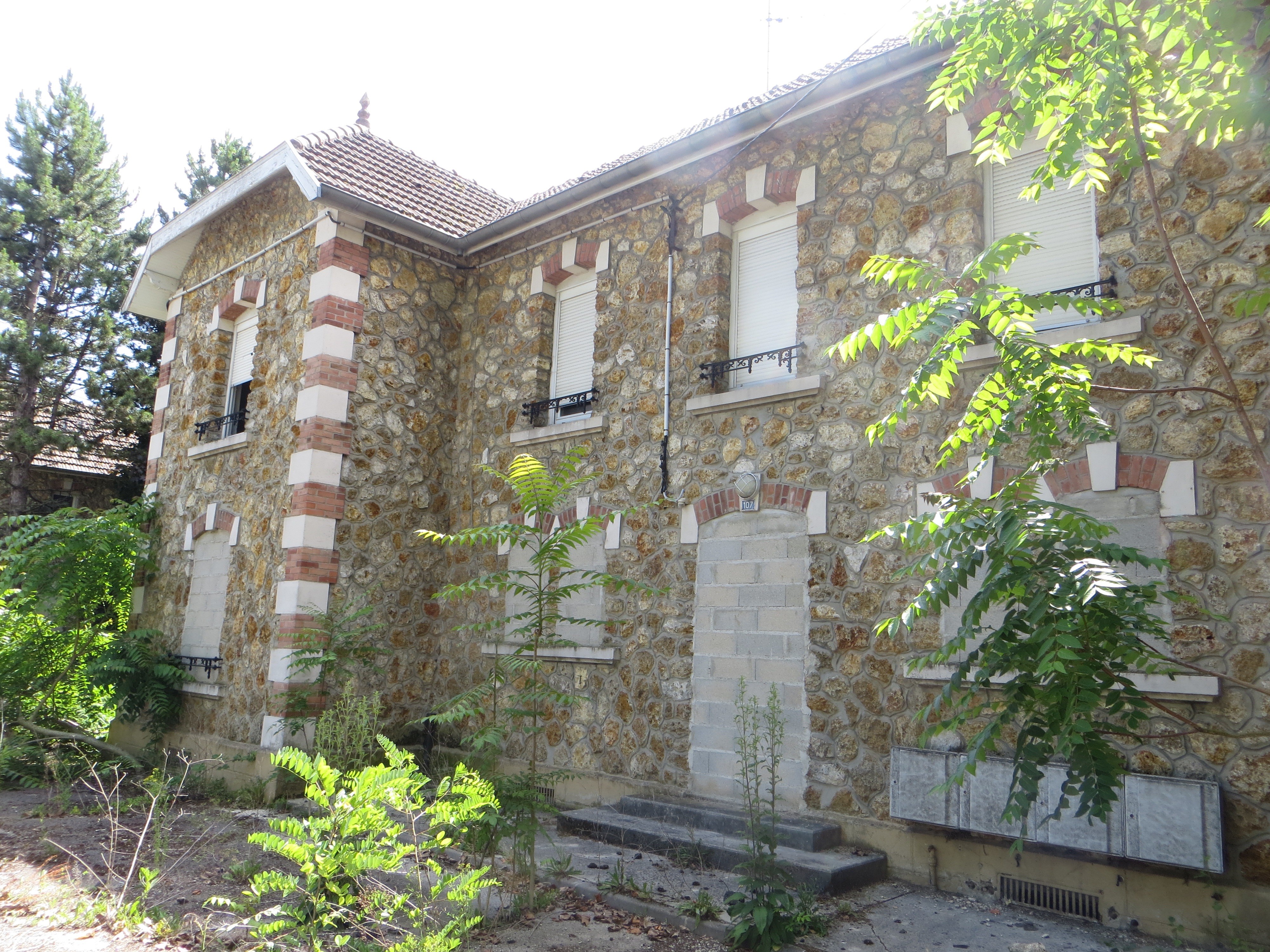 Ensemble immobilier EMPLACEMENT ET SURFACES RARES.