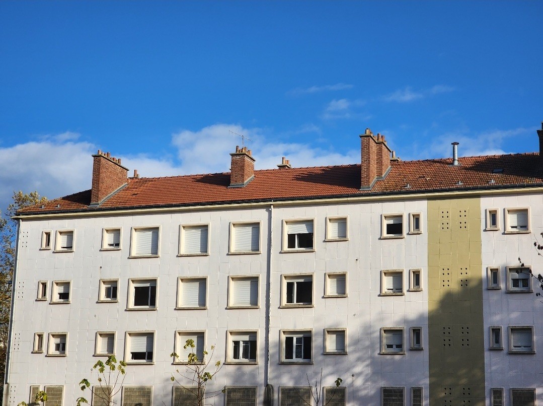 Photo 2 Ensemble immobilier EMPLACEMENT ET SURFACES RARES.