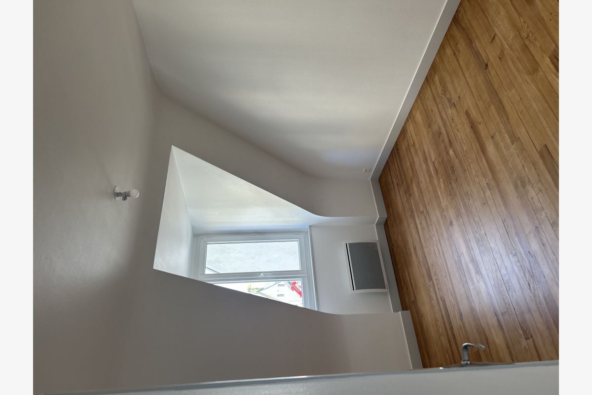 exclu, loue appart. de 33.54 m2 au 2e étage d'un imm. en ple