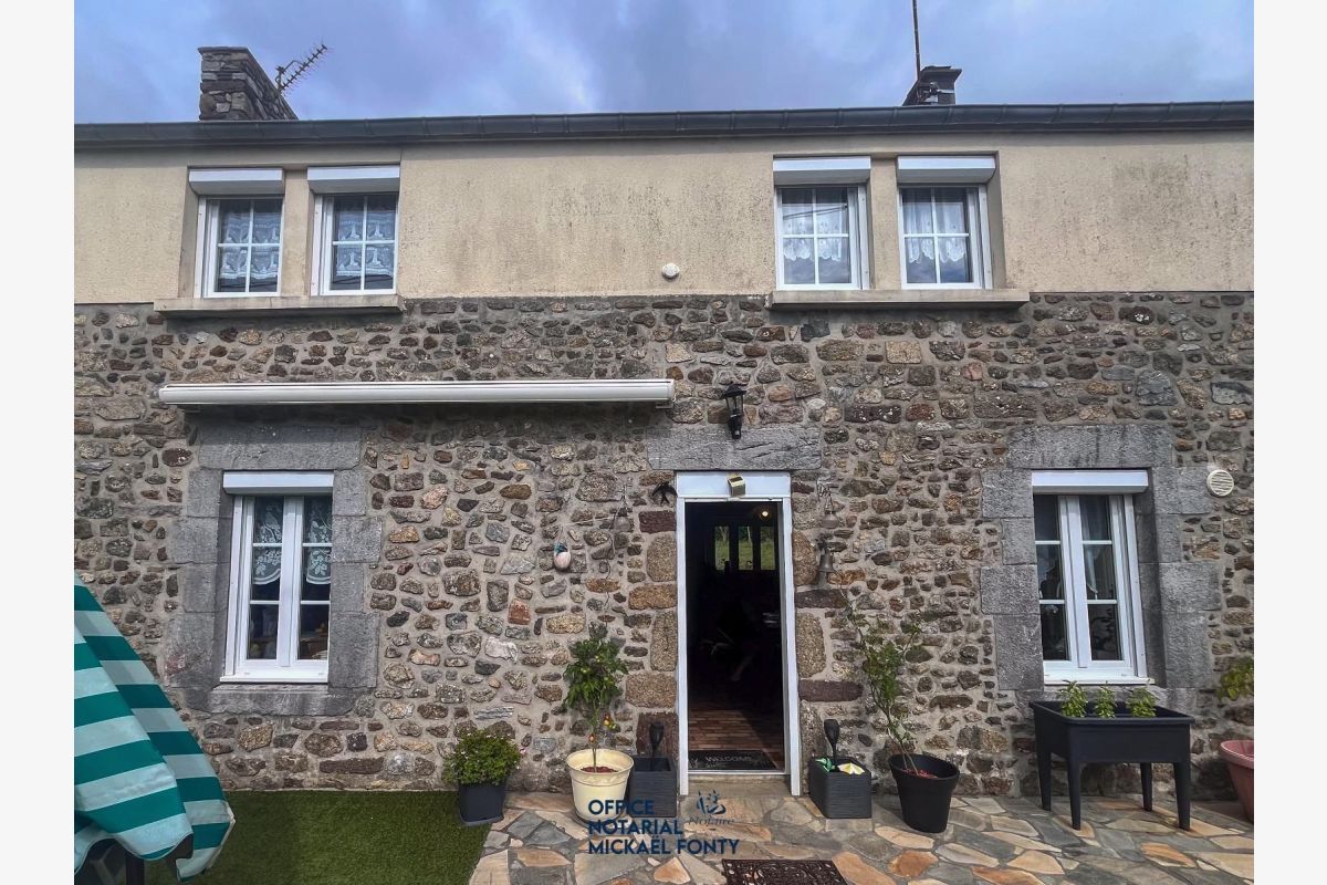 Prix 195 000 euros HNIMaison en pierre d'environ 120 m sur u